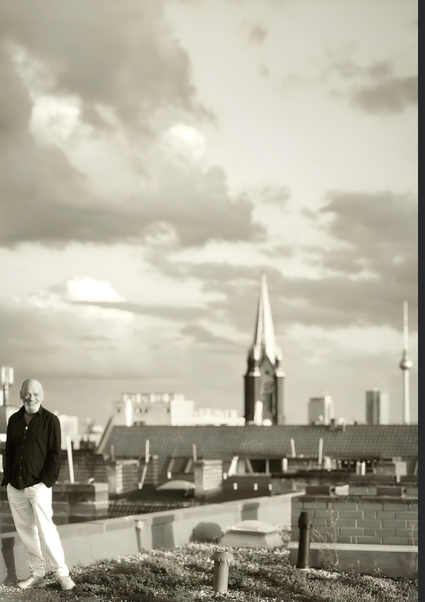 Hans Hellfried Wedenig auf einer Dachterrasse in Berlin-Prenzlauer Berg, im Hintergrund die Gethsemanekirche und der Fernsehturm